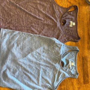 Set of two Columbia Omni freeze zero tanks size XS